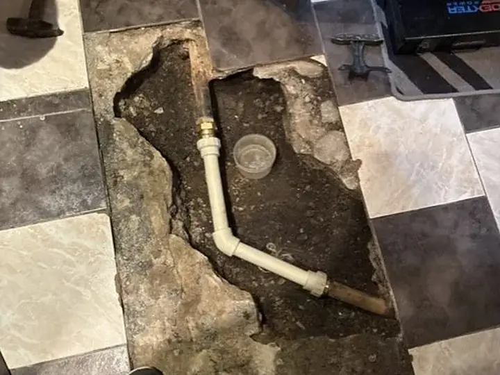 Rozkucie posadzki przy rurze kanalizacyjnej — DobryHydraulik Gdańsk