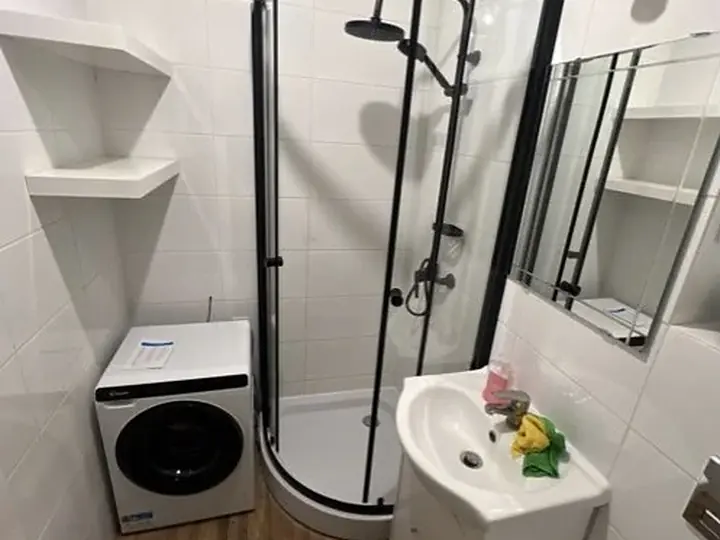 Mała łazienka z kabiną i pralką — DobryHydraulik Gdańsk