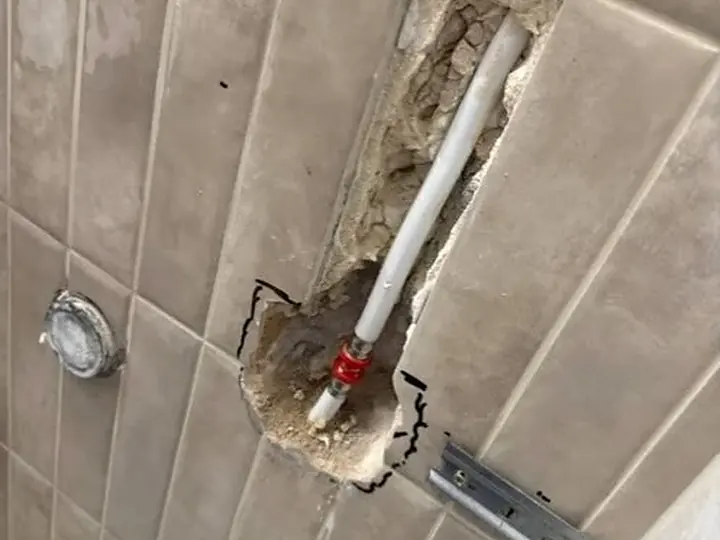 Pion kanalizacyjny odsłonięty w ścianie — DobryHydraulik Gdańsk