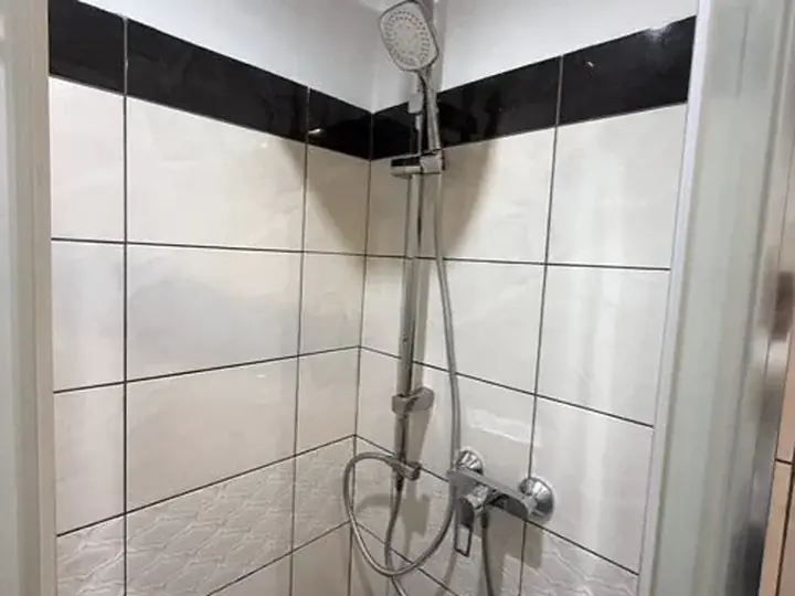 Kolumna prysznicowa w kabinie z płytkami — DobryHydraulik Gdańsk