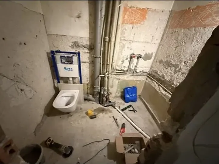 Stelaż i miska WC po rozkuciu ściany — DobryHydraulik Gdańsk