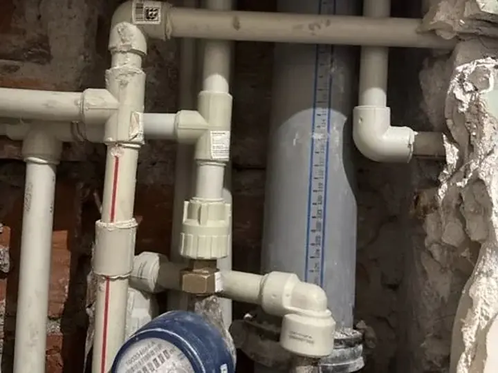 Wodomierz i stare rury w rozkutej ścianie — DobryHydraulik Gdańsk